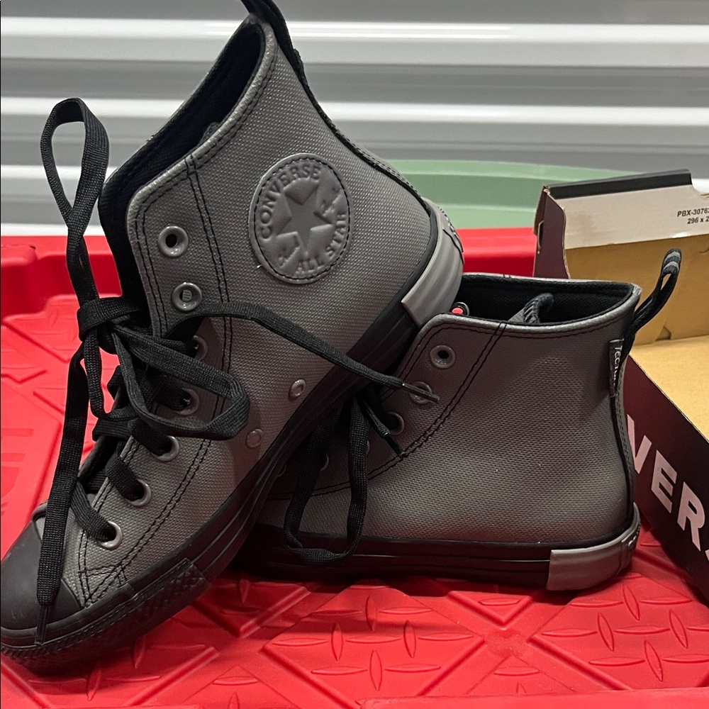 Converse sharkskin/ black
High-Tops with Black Accents UNISEX TECTUFF great !